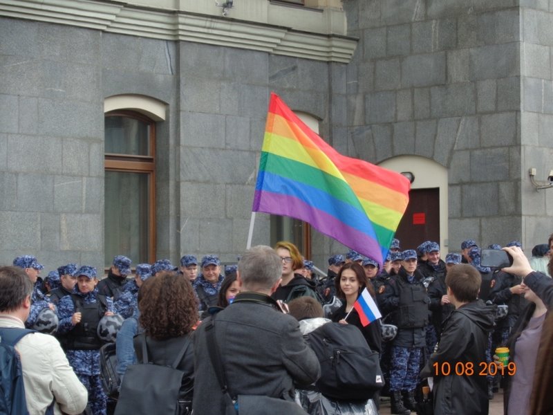 МитингЛесбиянки и пидоры возле ОМОНа..jpg