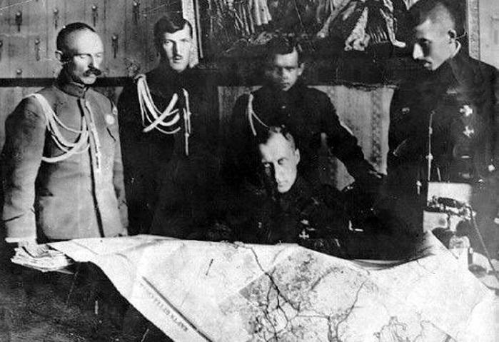 генерал Гришин-Алмазов в центре.jpg