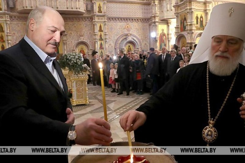 Лукашенко в храме.jpg