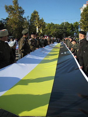 Казаки разворачивают имперский флаг-Севастополь.jpg