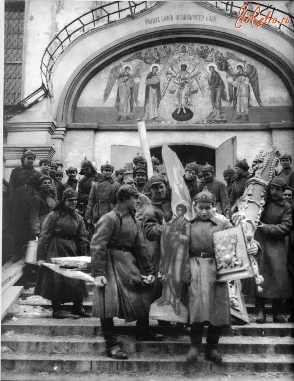грабят Церковь.jpg