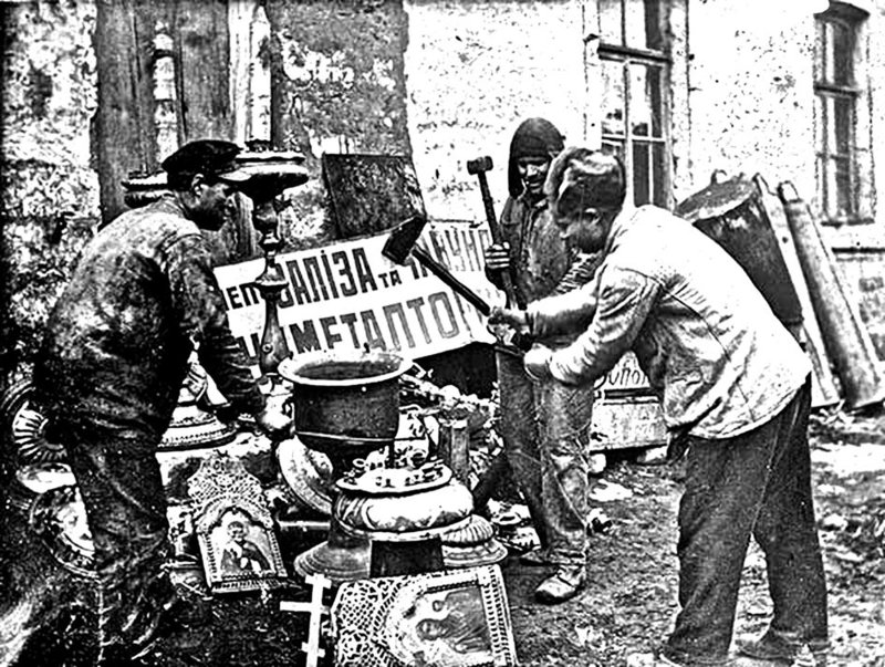 рушат церковную утварь.jpg